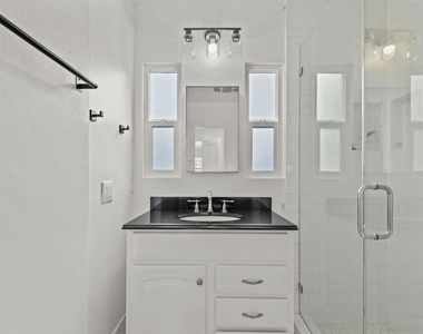 544 1/2 N Genesee Avenue - Photo Thumbnail 7