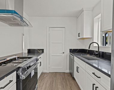 544 1/2 N Genesee Avenue - Photo Thumbnail 4