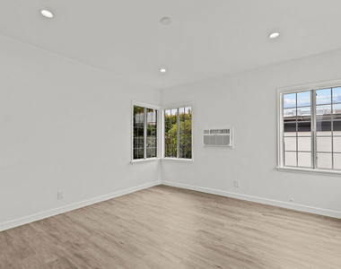 544 1/2 N Genesee Avenue - Photo Thumbnail 8