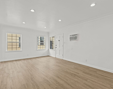 544 1/2 N Genesee Avenue - Photo Thumbnail 2