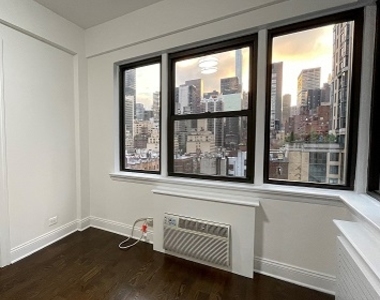 East 50th Street - Photo Thumbnail 3
