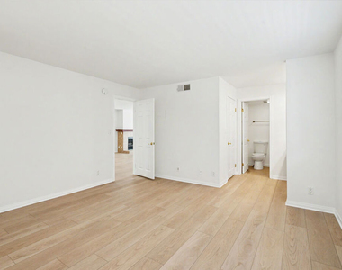 10966 Rochester Avenue - Photo Thumbnail 17