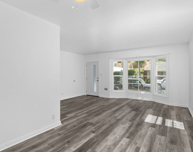 8708 W Sherwood Drive - Photo Thumbnail 4