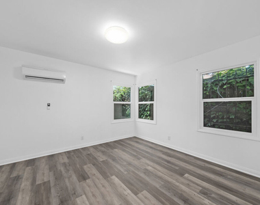 8708 W Sherwood Drive - Photo Thumbnail 9