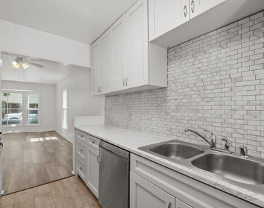 8708 W Sherwood Drive - Photo Thumbnail 7