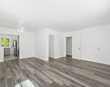 8708 W Sherwood Drive - Photo Thumbnail 3