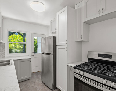 8708 W Sherwood Drive - Photo Thumbnail 5