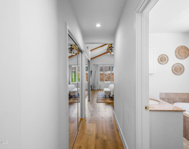 7039 Sylvia Avenue - Photo Thumbnail 14