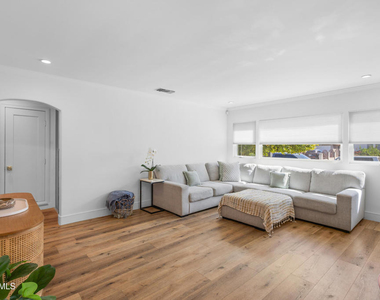 7039 Sylvia Avenue - Photo Thumbnail 8