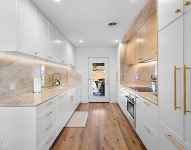 7039 Sylvia Avenue - Photo Thumbnail 10