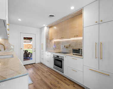 7039 Sylvia Avenue - Photo Thumbnail 13