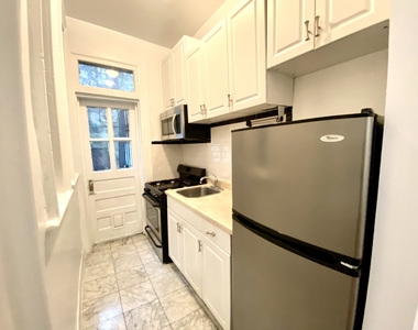 245 E 39th St - Photo Thumbnail 3