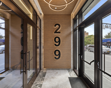 East 161st Street - Photo Thumbnail 7