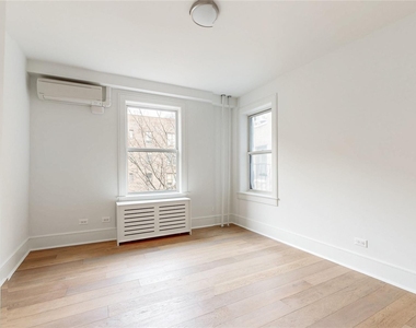148-09 Northern Boulevard - Photo Thumbnail 12