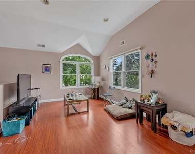 11 Nesaquake Avenue - Photo Thumbnail 3
