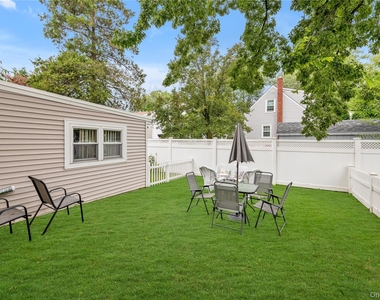 11 Nesaquake Avenue - Photo Thumbnail 10