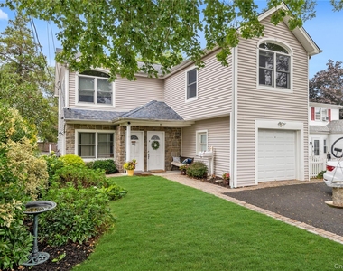 11 Nesaquake Avenue - Photo Thumbnail 2