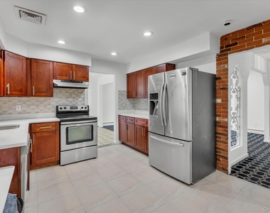 217 Bellerose Avenue - Photo Thumbnail 6