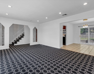 217 Bellerose Avenue - Photo Thumbnail 3