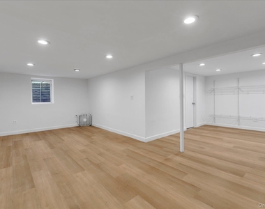 217 Bellerose Avenue - Photo Thumbnail 18