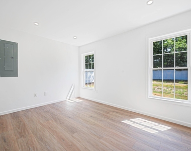 655 Post Avenue - Photo Thumbnail 13