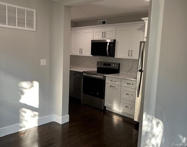 11 Nesaquake Avenue - Photo Thumbnail 4