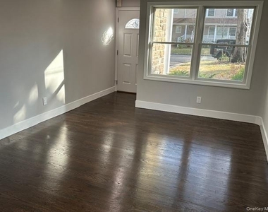 11 Nesaquake Avenue - Photo Thumbnail 2