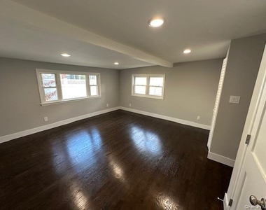 11 Nesaquake Avenue - Photo Thumbnail 8