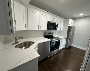 11 Nesaquake Avenue - Photo Thumbnail 5