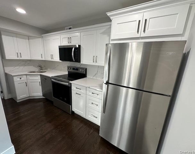 11 Nesaquake Avenue - Photo Thumbnail 6