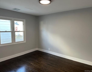 11 Nesaquake Avenue - Photo Thumbnail 9