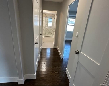 11 Nesaquake Avenue - Photo Thumbnail 3