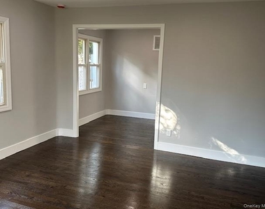 11 Nesaquake Avenue - Photo Thumbnail 7