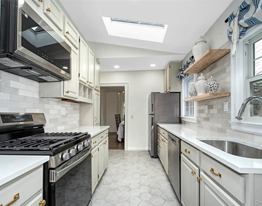 319 Oakland Beach Avenue - Photo Thumbnail 4