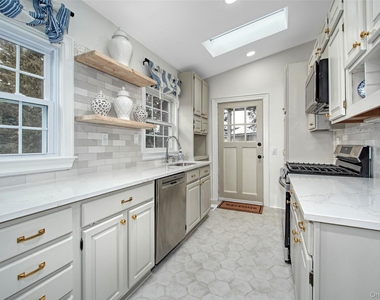 319 Oakland Beach Avenue - Photo Thumbnail 3