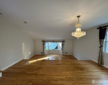 8 Julie Drive - Photo Thumbnail 4