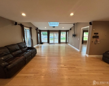 8 Julie Drive - Photo Thumbnail 5