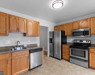 2813 Cambridge Drive - Photo Thumbnail 4