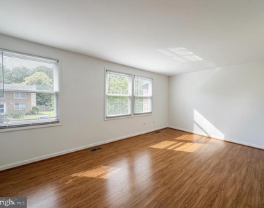 8112 Parkdale Court - Photo Thumbnail 13
