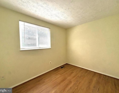 8112 Parkdale Court - Photo Thumbnail 10