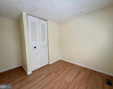8112 Parkdale Court - Photo Thumbnail 11