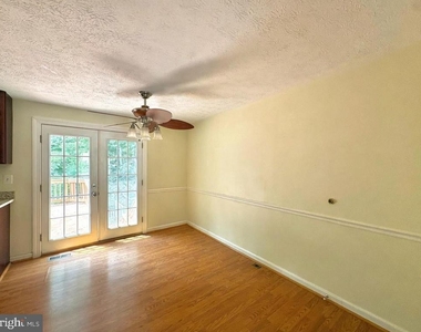 8112 Parkdale Court - Photo Thumbnail 4