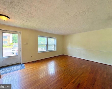 8112 Parkdale Court - Photo Thumbnail 2