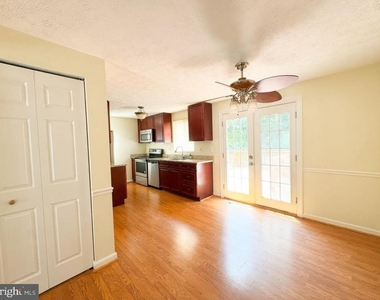 8112 Parkdale Court - Photo Thumbnail 5