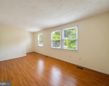 8112 Parkdale Court - Photo Thumbnail 9
