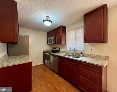 8112 Parkdale Court - Photo Thumbnail 6