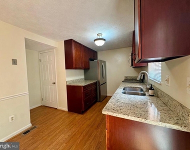 8112 Parkdale Court - Photo Thumbnail 7