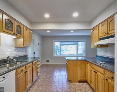 2403 Arrow Park Drive - Photo Thumbnail 6