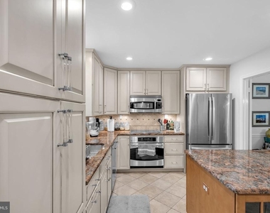 6861 Williamsburg Pond Court - Photo Thumbnail 8