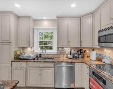 6861 Williamsburg Pond Court - Photo Thumbnail 9
